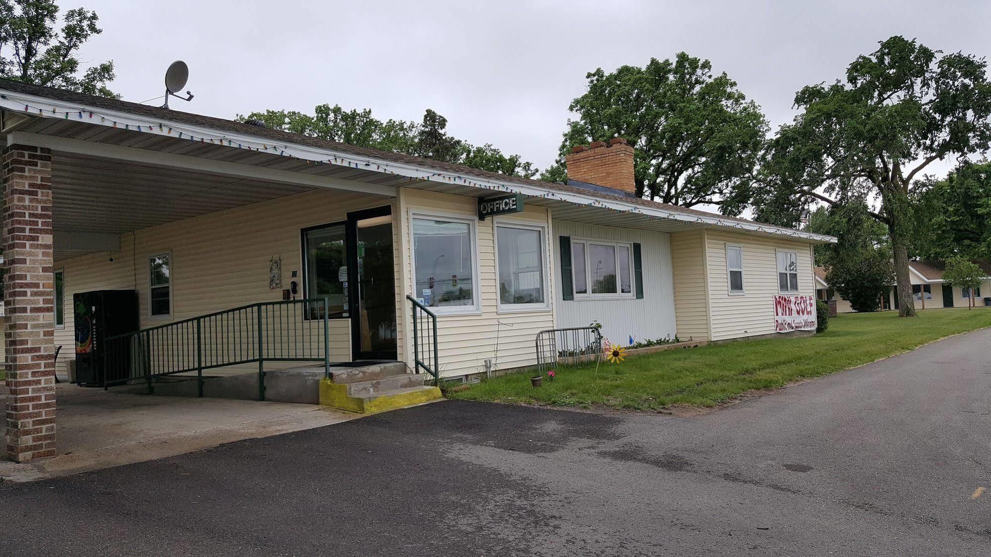 Budget Host Inn Detroit Lakes Exterior photo