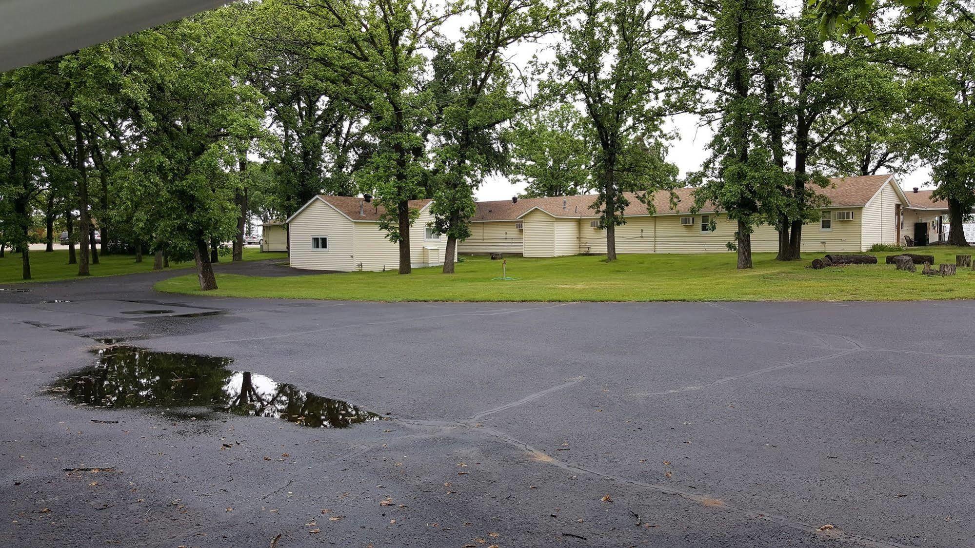 Budget Host Inn Detroit Lakes Exterior photo