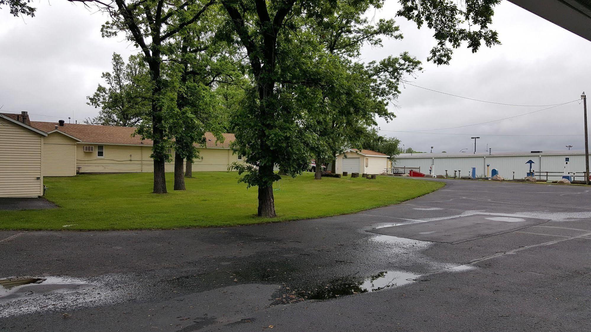Budget Host Inn Detroit Lakes Exterior photo