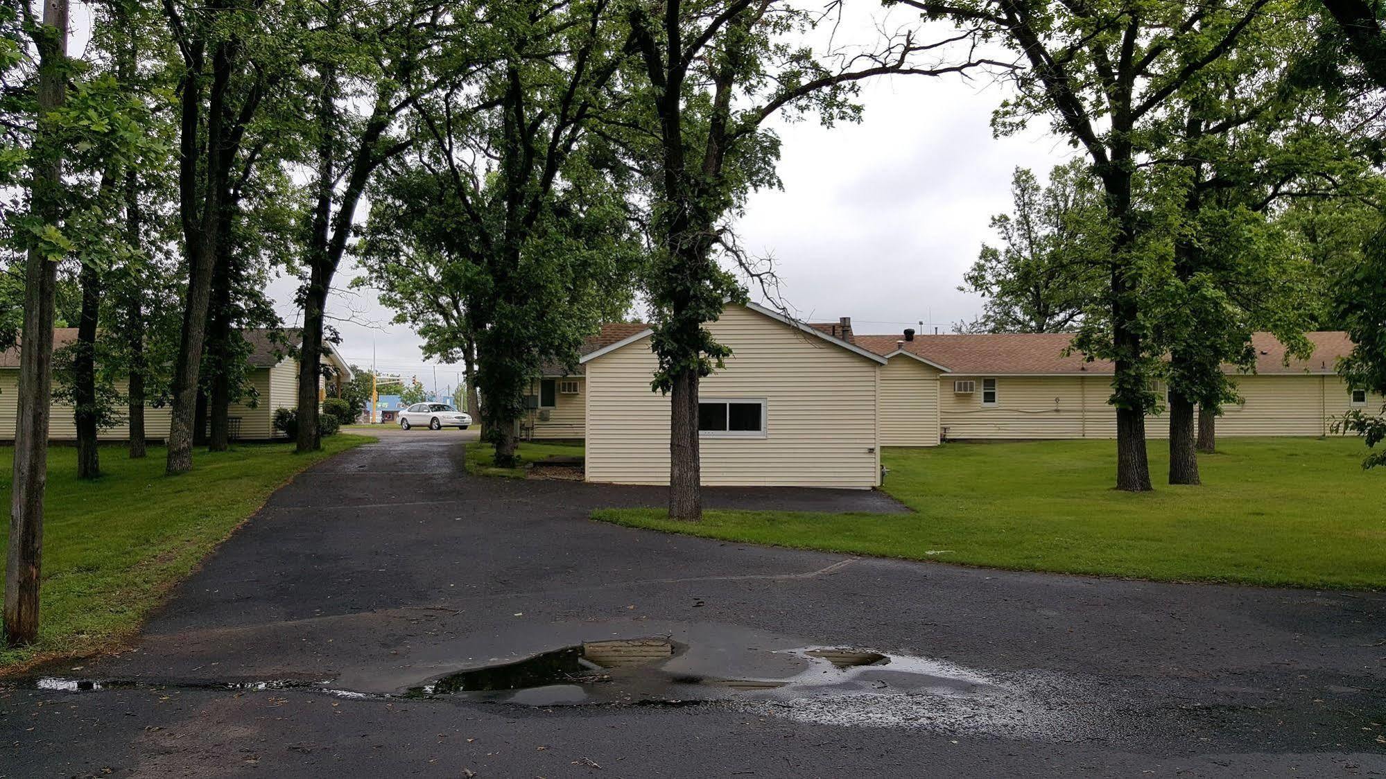 Budget Host Inn Detroit Lakes Exterior photo